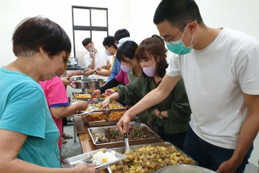 推動青銀共融長照食堂
