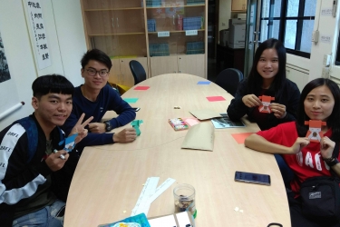 師生共同設計英文闖關遊戲以培育大小學生成為社會實踐家